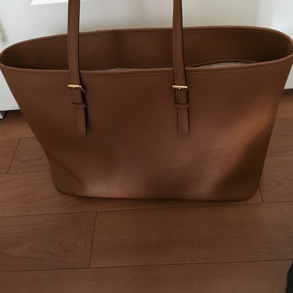 Michael Kors Jet Setter Tote - Picture 2 of 3